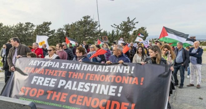 Güney Kıbrıs'taki İngiliz Üsleri protesto edildi