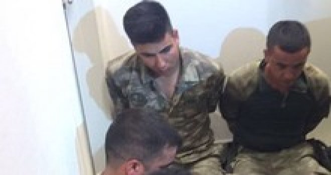 Halk, darbe girişimindeki askerleri polise teslim ediyor