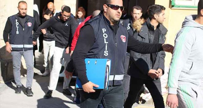 Hastane park yerinde yarım kilo uyuşturucu ile yakalandılar