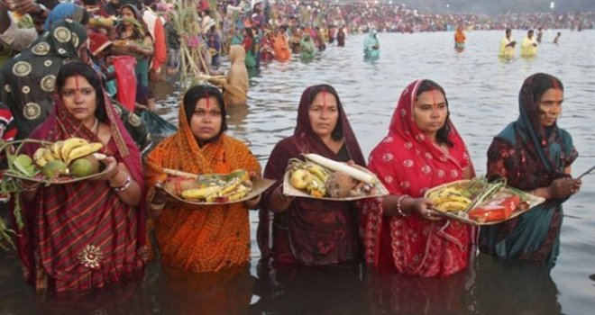 HİNDİSTAN'DA DİNİ TÖRENDE İZDİHAM: 3 ÖLÜ