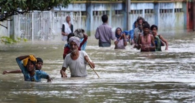 HİNDİSTAN'DA MUSON YAĞMURLARI CAN ALDI