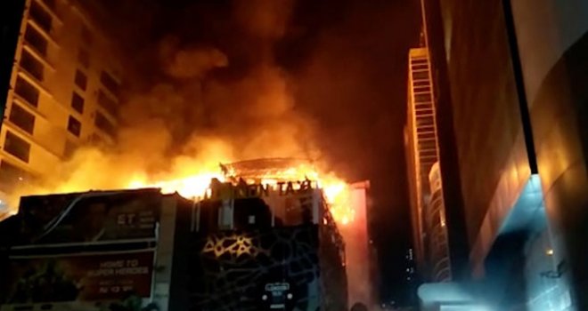 HİNDİSTAN'DA RESTORAN YANGINI 5 CAN ALDI