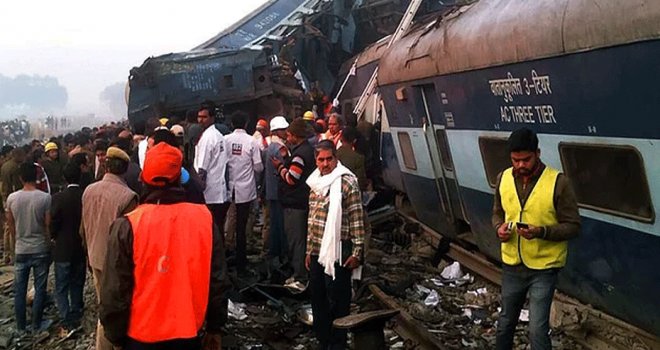 Hindistan’da yolcu treni raydan çıktı