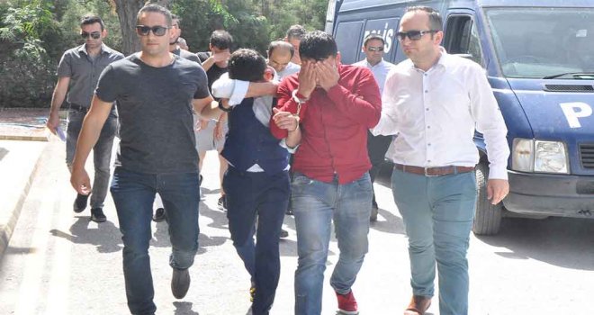 Hırsızlar demirhan polisine teslim edildiler
