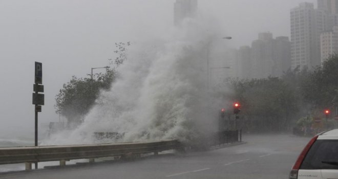 HONG KONG'DA KHANUN TAYFUNU NEDENİYLE 46 UÇUŞ İPTAL EDİLDİ, 183 UÇUŞTA GECİKME YAŞANDI