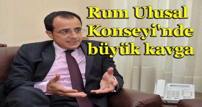 Hristodulidies öfkelendi ve elindeki kağıtları yere fırlatarak istifa etti