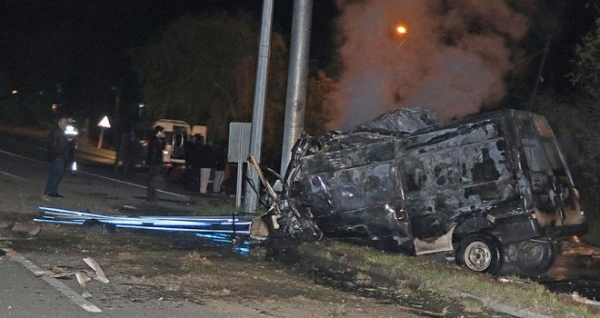 Iğdır'da aydınlatma direğine çarpan minibüs alev aldı: 17 ölü 36 yaralı.