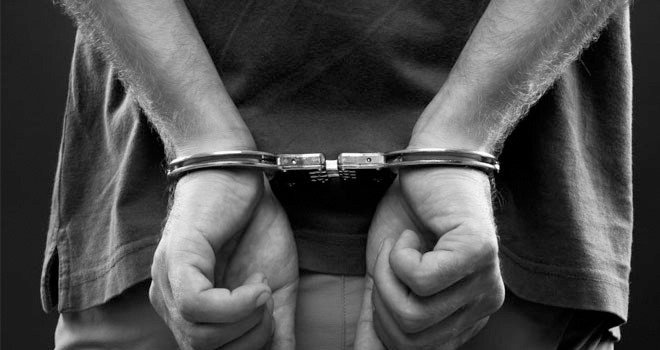 İki kişiyi darp eden polis tutuklandı