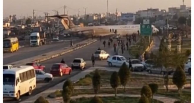 İran’da bir yolcu uçağı şehir merkezindeki karayoluna acil iniş yaptı