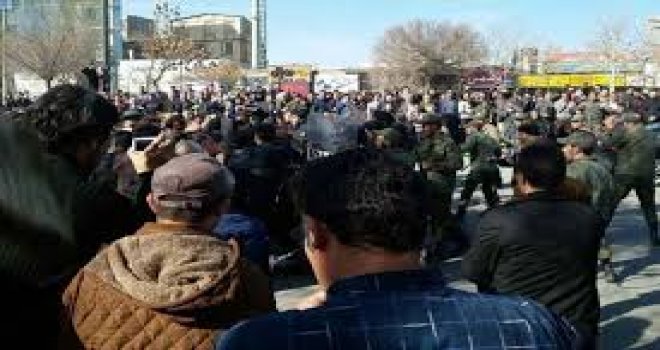İRAN'DAKİ PROTESTOLAR' 10 ÖLÜ, 377 GÖZALTI