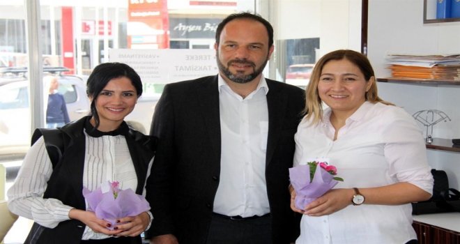 İSKELE BELEDİYESİ KADINLARA ÇİÇEK DAĞITTI
