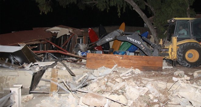 İskele belediyesi yıkıma başladı