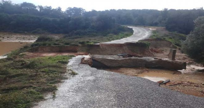 İSKELE KARPAZ BÖLGESİNDE AŞIRI YAĞIŞ NEDENİYLE BAZI YOLLAR KAPANDI