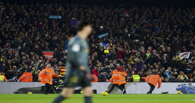 İspanyol derbisinde sahada futbol, sokakta arbede