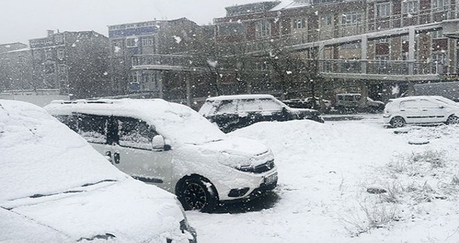 İstanbul'da kar yağışı hayatı ve trafiği olumsuz etkiliyor