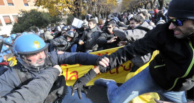 İTALYA'DA AŞIRI SAĞ KARŞITI GÖSTERİDE ARBEDE