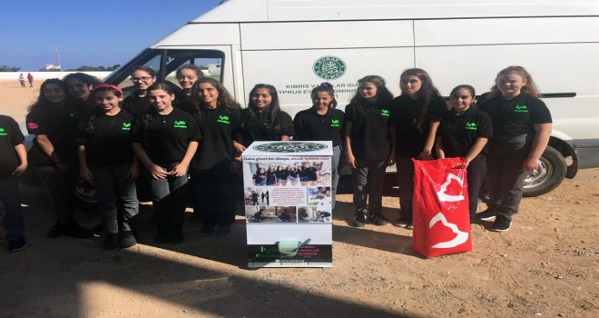 İYİLİK GÖNÜLLÜSÜ GENÇLERDEN SOKAK HAYVANLARINA MAMA