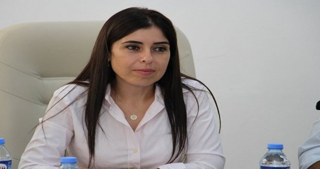 İzlem Gürçağ Altuğra: Okullarda türban kabul edilemez, tüzük tartışmaya açık değil