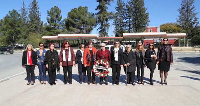 KADINLARDAN ATATÜRK BÜSTÜNE ÇELENK