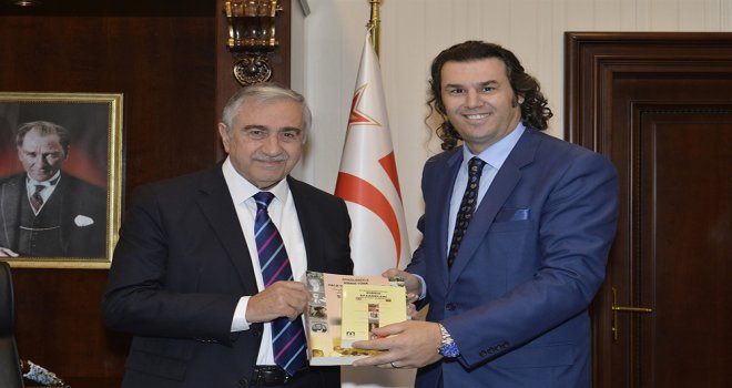 KIBRIS EFSANELERİ  VE  KIBRIS TÜRKÜLERİ  KİTAPLARI AKINCI’YA SUNULDU