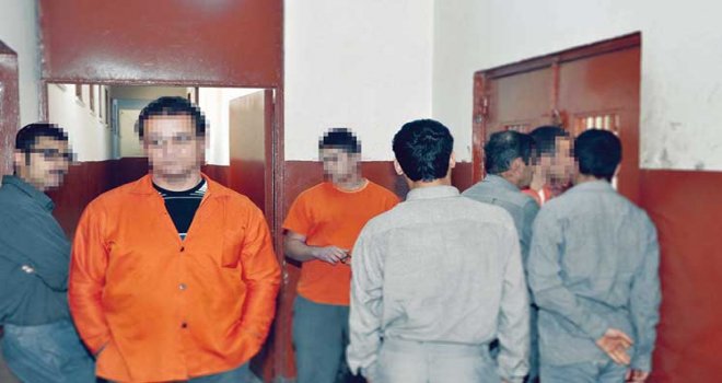 Koğuşları ağalar yönetiyor