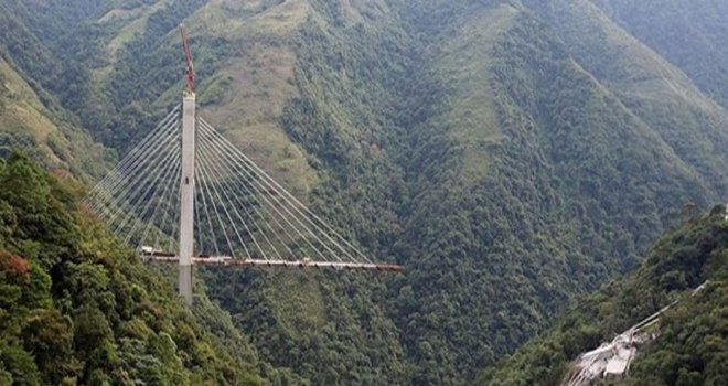 Kolombiya’da köprü inşaatında çökme