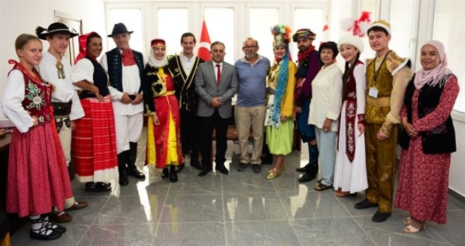 KONUK HALK DANSLARI TOPLULUKLARININ TEMSİLCİLERİ  GENÇLİK DAİRESİ MÜDÜRÜ’NÜ ZİYARET ETTİ