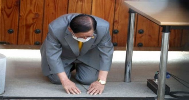 Koronavirüs: Güney Koreli tarikat lideri virüsün yayılmasından dolayı diz çökerek özür diledi