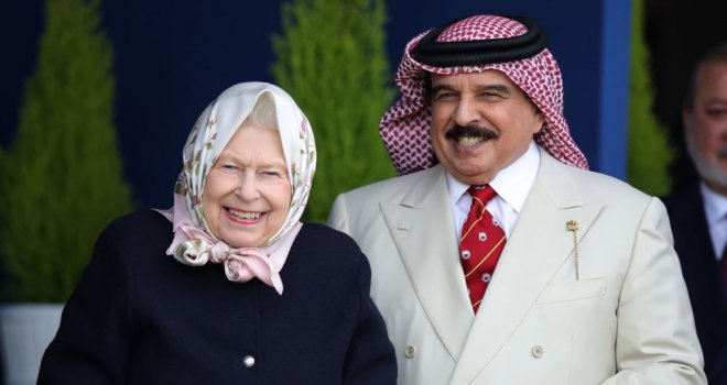 Kraliçe 2. Elizabeth'in Bahreyn Kralını ağırlaması tepki çekti