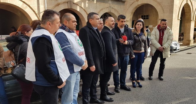 KTAMS VE KAMU-İŞ PERSONEL EKSİKLİĞİNİN GİDERİLMEDİĞİ GİRNE MAHKEMESİ’NDE GREV VE BASIN AÇIKLAMASI YAPTI