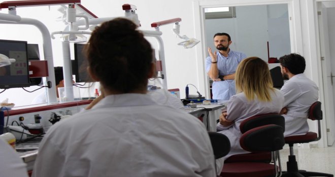 LAÜ’de Tam Porselen Laminat ve İnley Kursu düzenlendi  Öğrenciler Uygulayarak  Öğrendiler 