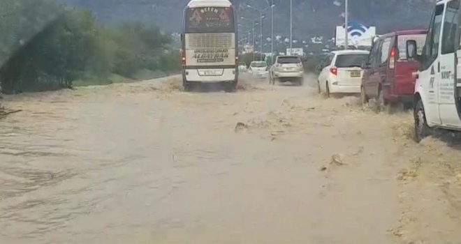 Lefkoşa-Girne anayolunda trafik, su birikintilerinden dolayı tek şeritten veriliyor
