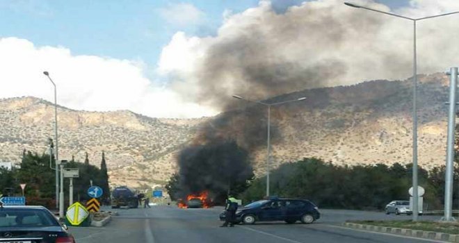 Lefkoşa Girne yolunda araç alev aldı