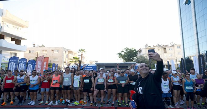 Lefkoşa Maratonu’nda 10 ve 21 km yarı maraton koşusuna start verildi