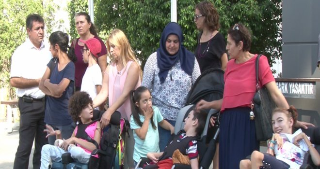Lefkoşa Özel Eğitim Merkezi’ndeki öğrencilerin velileri eylem yaptı