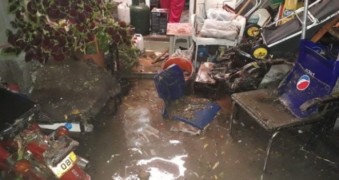 Lefkoşa'da bazı işyerlerini ve evleri su bastı
