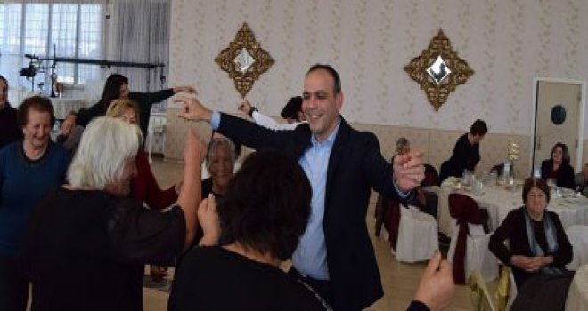 Lefkoşalı büyüklerimiz yıl balosunda gönüllerince eğlenmeye başladı