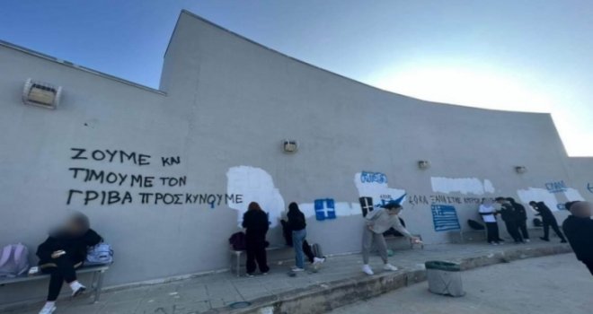 Lise duvarına Başkan rahat uyu, Enosis olacak, bunu çocukların istiyor yazdılar