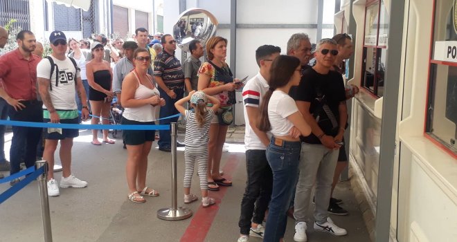 Lokmacı’da turistlere eziyet