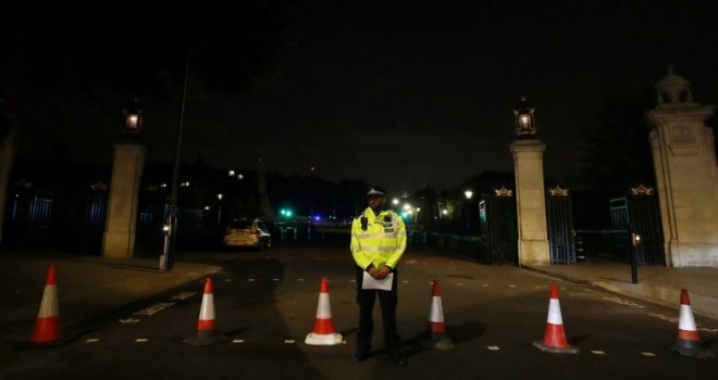 Londra’da polise kılıçlı saldırı.