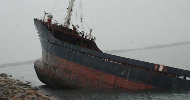 MAĞUSA'DA YÜK GEMİSİ KARAYA OTURDU!