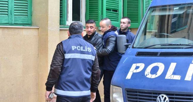 Mahkemede başını camlara vurdu