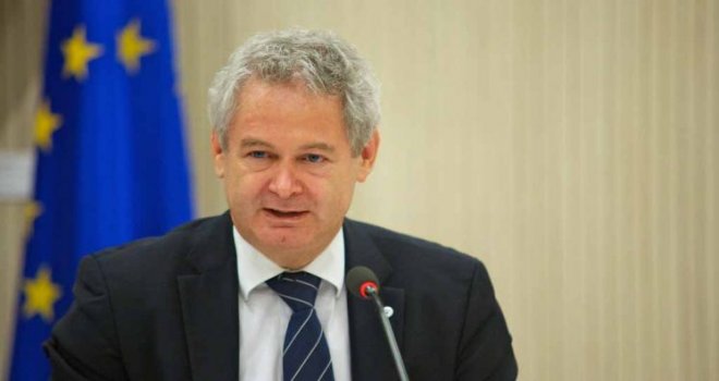 Mavroyannis  Kıbrıslı Türkler özü feda ediyorlar
