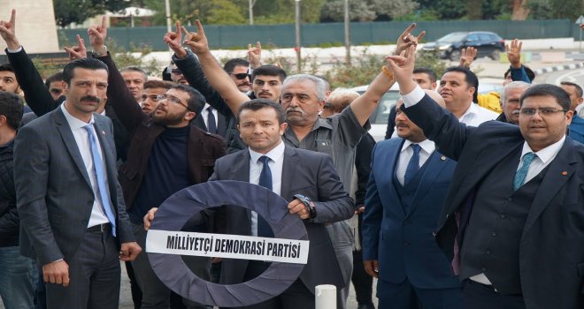 MDP, AFRİKA GAZETESİ ÖNÜNE SİYAH ÇELENK BIRAKTI