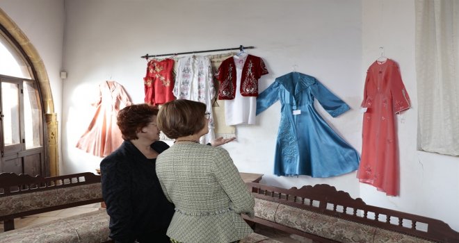 MERAL AKINCI, EL SANATLARI KOOPERATİFİ SERGİSİNİN AÇILIŞINI YAPTI