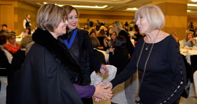 MERAL AKINCI, YAZAR AYŞE KULİN’İN İMZA GÜNÜ VE SÖYLEŞİ ETKİNLİĞİNE KATILDI