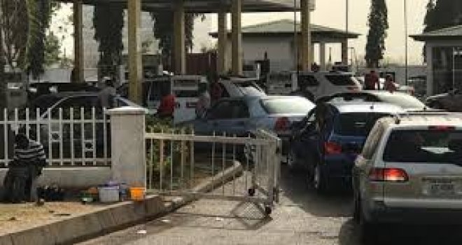 NİJERYA'DA BENZİN KRİZİ BÜYÜYOR