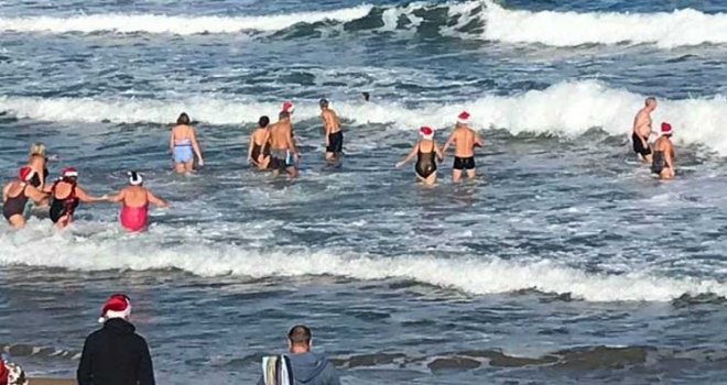Noel’i denize girerek kutladılar