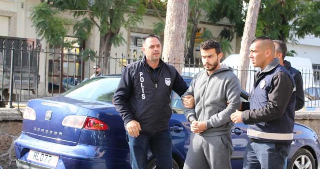 Odunla başına vurup bıçakladılar