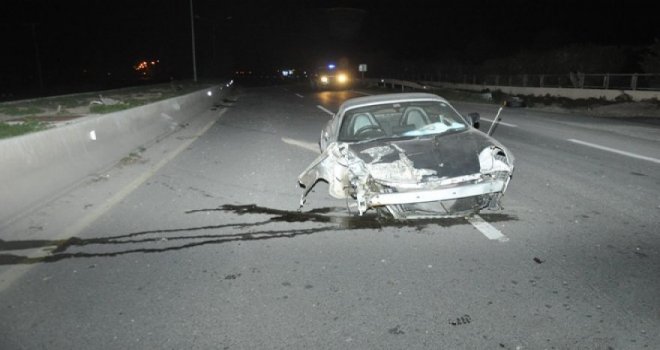 Orta refüjdeki beton bariyerlere çarparak durabildi 